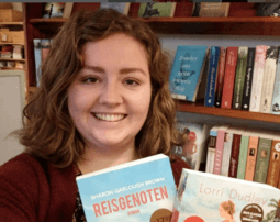 Jonge boekenblogger deelt liefde voor lezen in de christelijke boekhandel