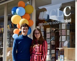 Jong stel vol ideeën voor christelijke boekhandel in Apeldoorn